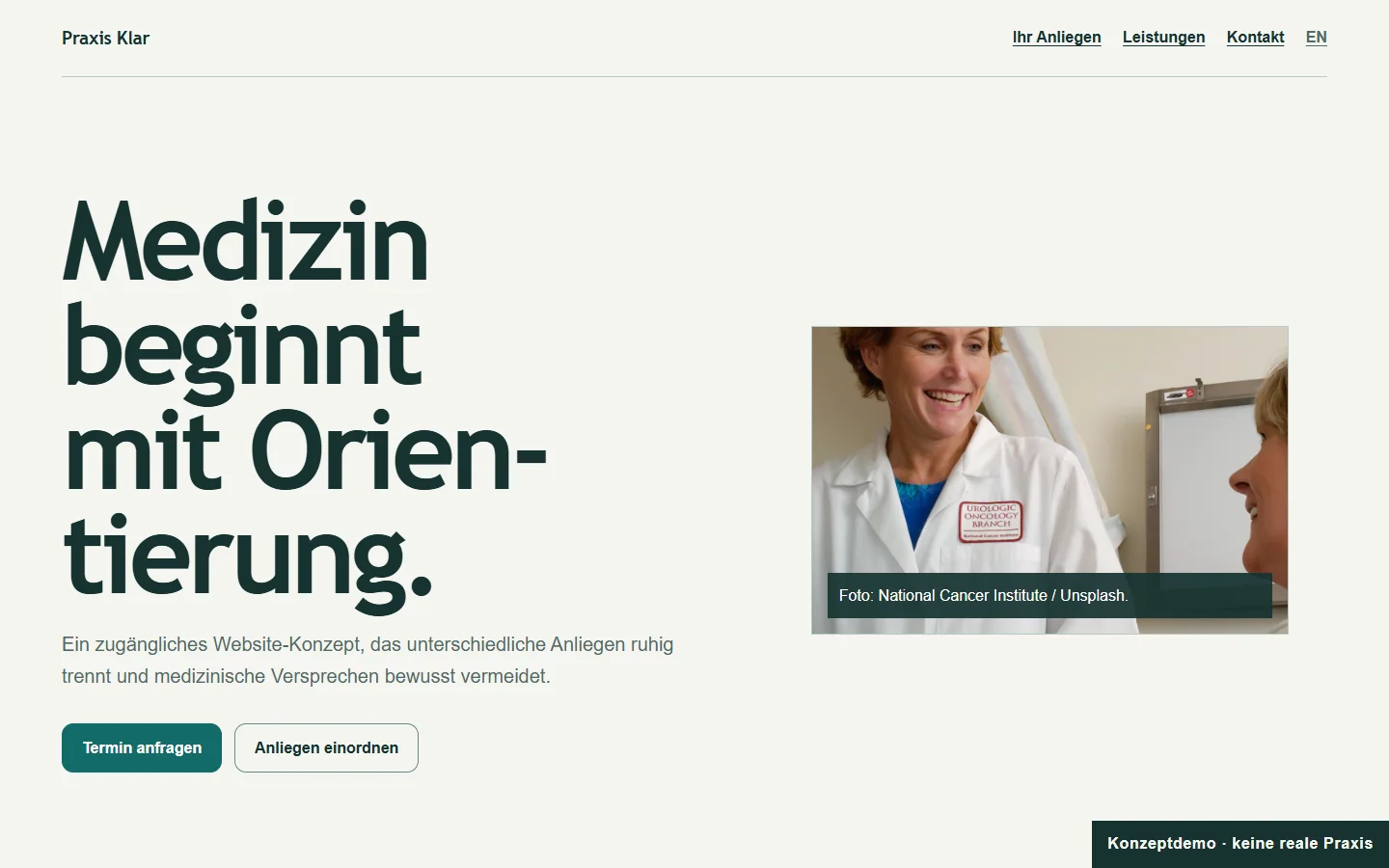 Hero-Screenshot der Praxis-Konzeptseite mit ruhiger Typografie und medizinischem Motiv